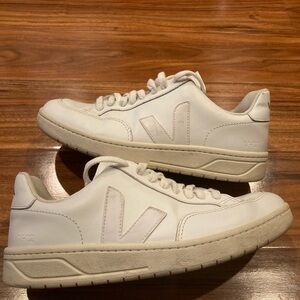 VEJA V-12 LEATHER WHITE WOMEN’S SIZE 9/40